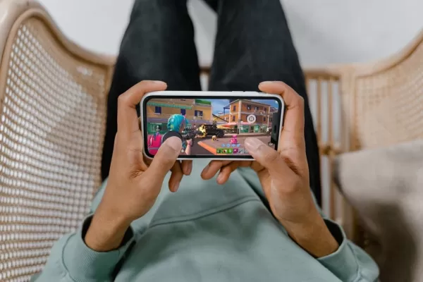 電話に磁気トリガーを付けてfortniteを再生する電話を持っている手のペア